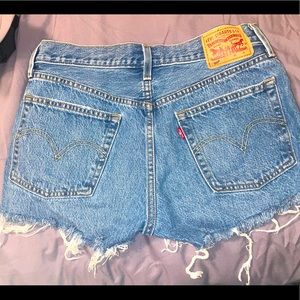 Levi denim shorts 😻